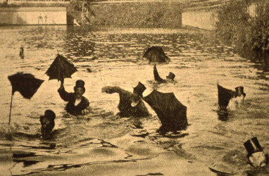 Image of the umbrella swimming race in the park