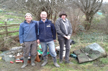 Picture of volunteers clearing rubbish in the park